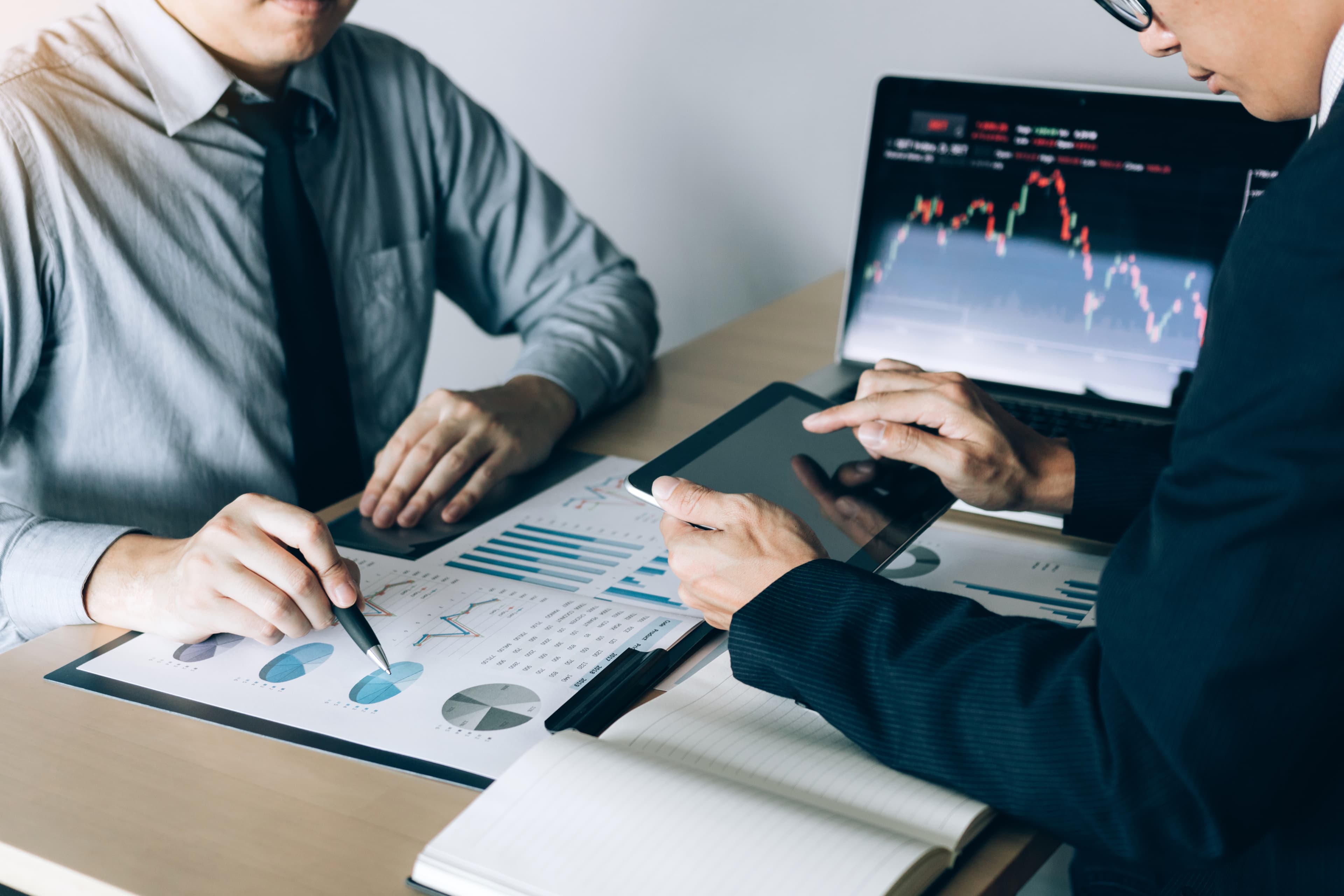 Dos personas analizando gráficas de inversión