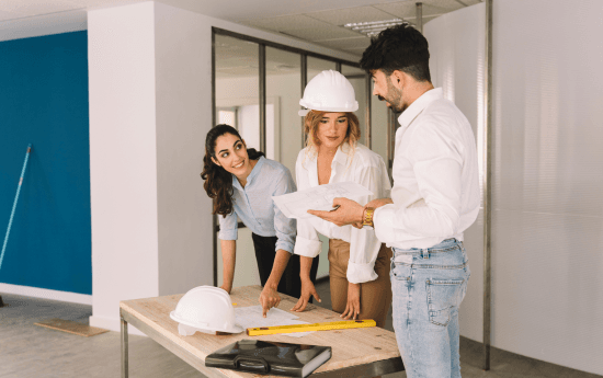Un equipo revisando planos en obra