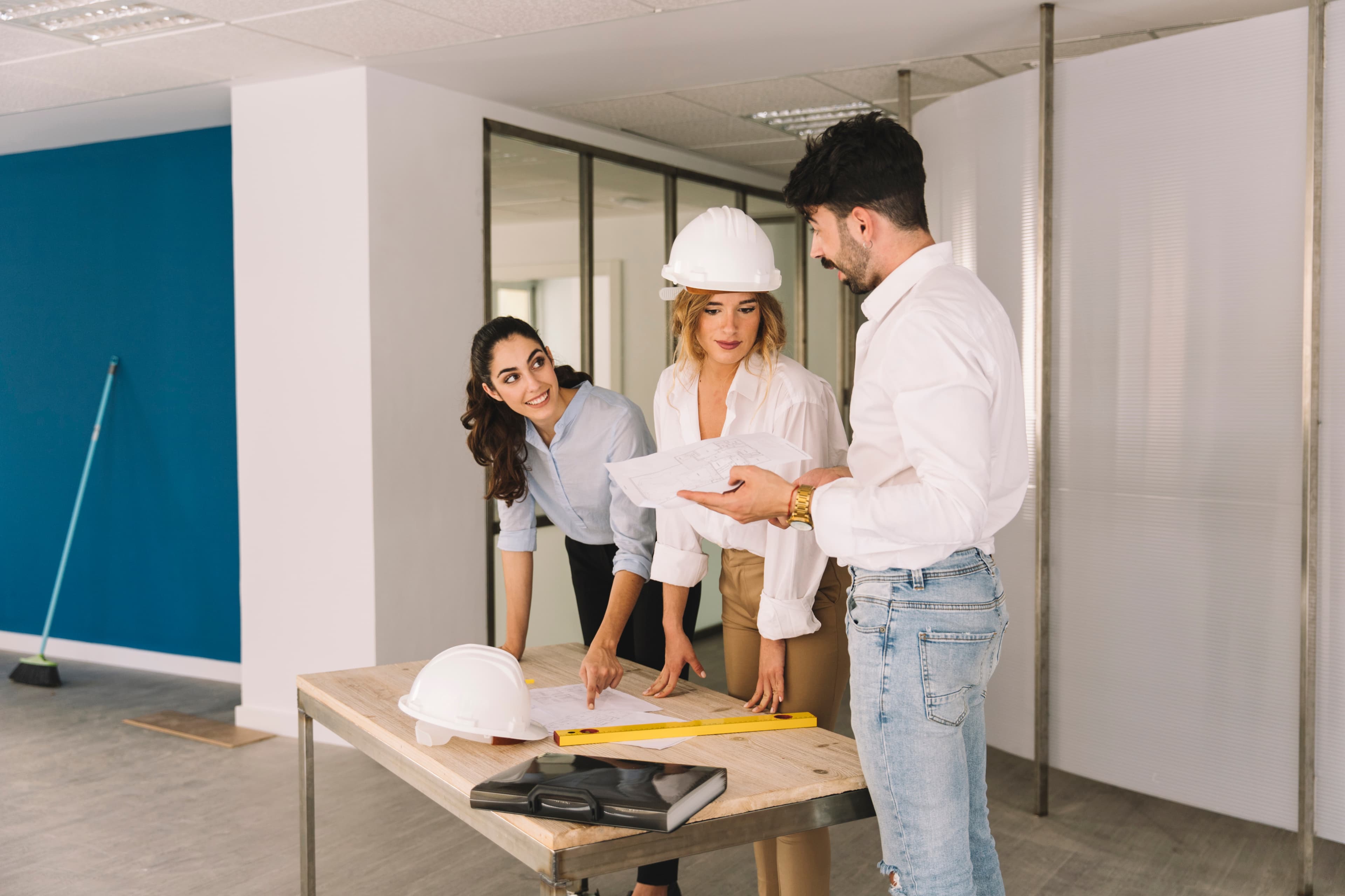Un equipo de obra revisando planos sobre una mesa