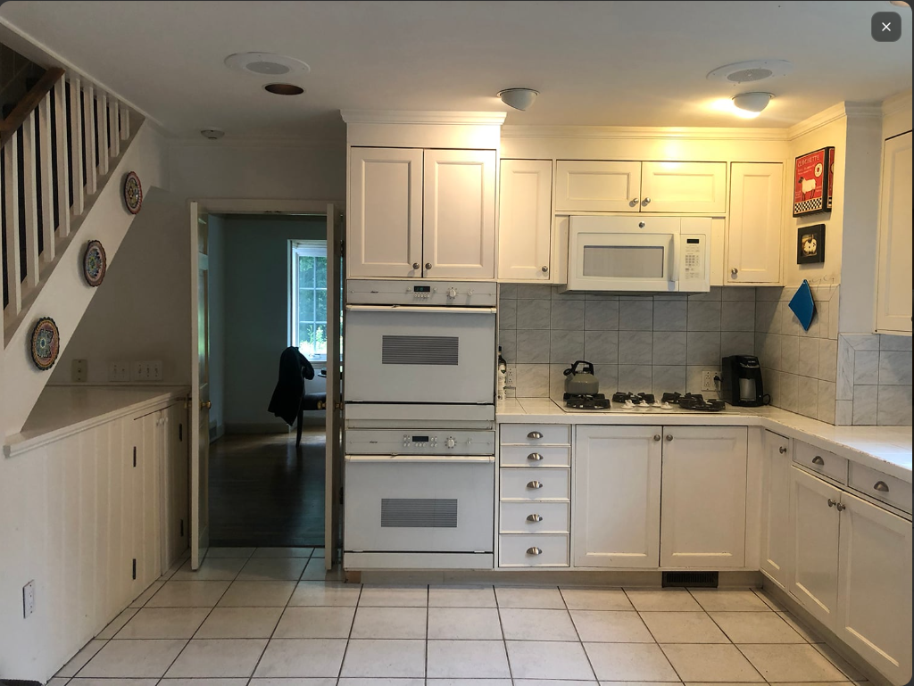 Cocina blanca y básica antes de la remodelación visualizada con IA